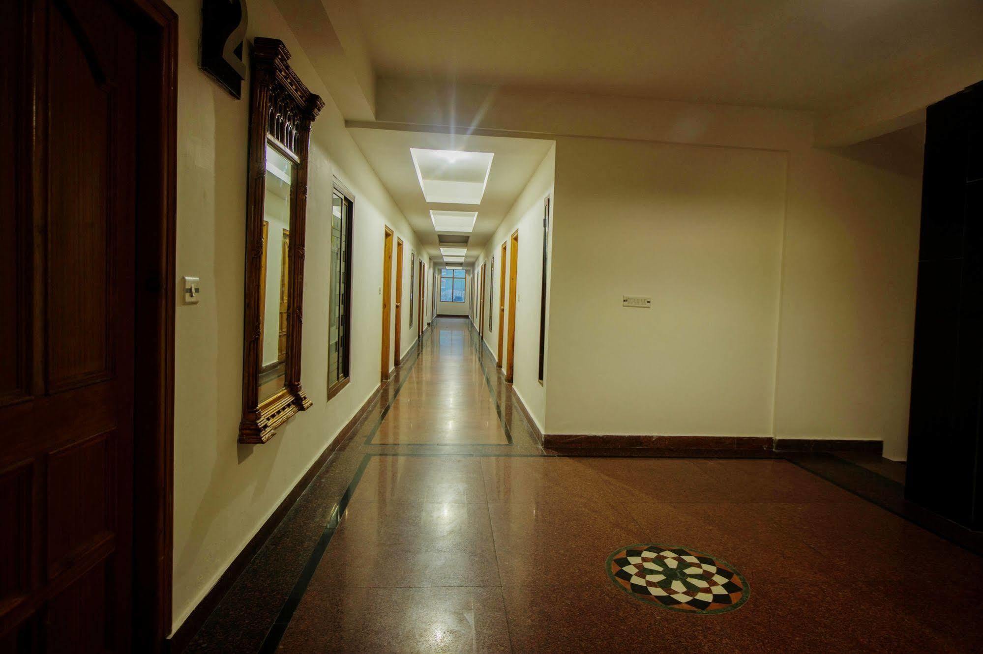 Kalinga Grand Hotel Manāli Exteriör bild